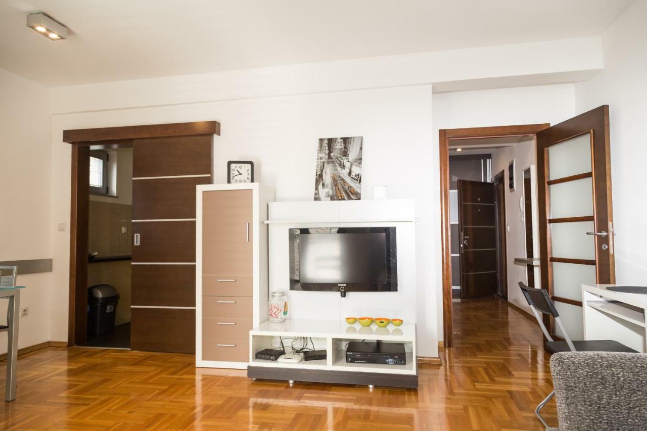 Apartment J & M *